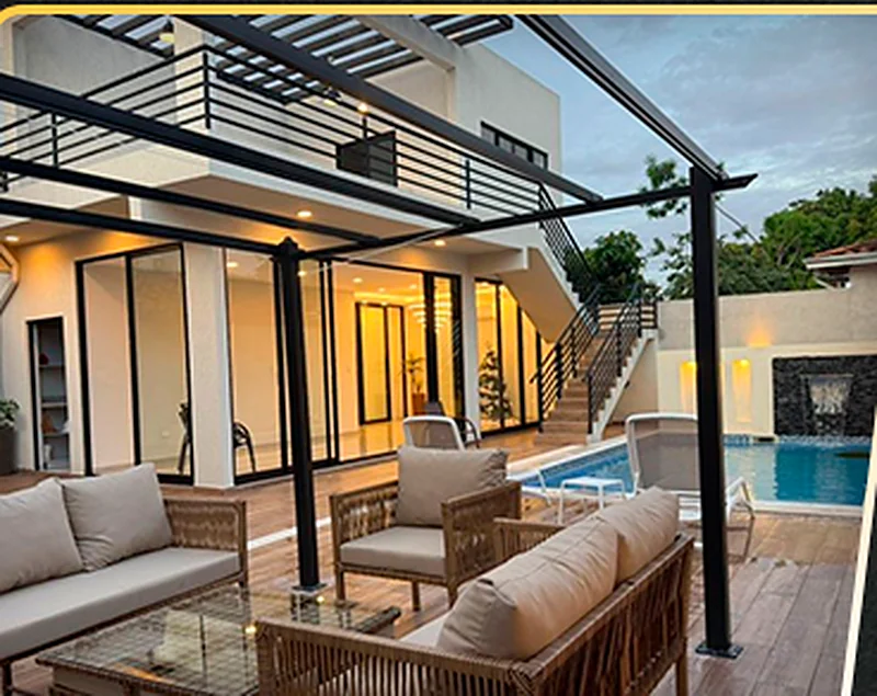 Estar de una residencia premium abierto a la galería y a la piscina.