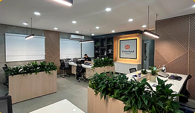 Oficina corporativa terminada por V3, con puestos de trabajo, revestimiento de madera y recepción.